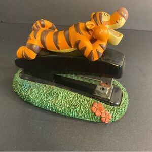 Disney Tigger Stapler Winnie the Pooh Office Desk Grass Flowers 24/6 Tiger